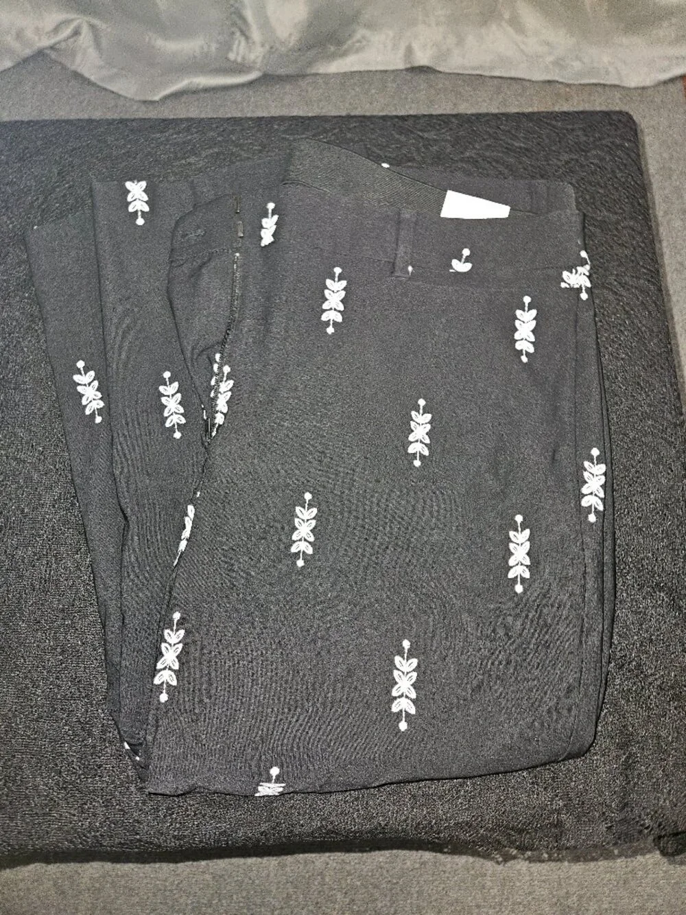 NWT Lane Bryant “4 Season” Slim Capri in Black w/ White Embroidery Detail (22W)